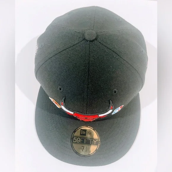 Chicago Bulls Black Fitted Hat with Championship Patches. - Picture 6 of 8